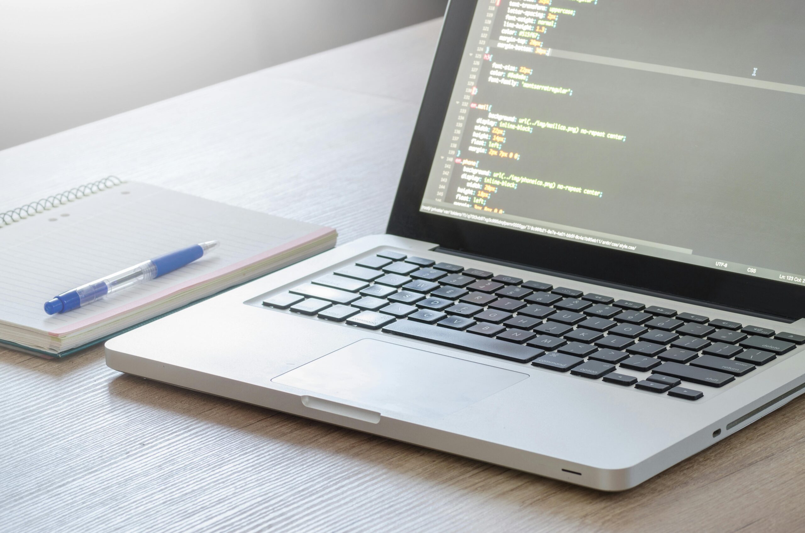 Como faço para calcular o ROI do desenvolvimento de software personalizado?